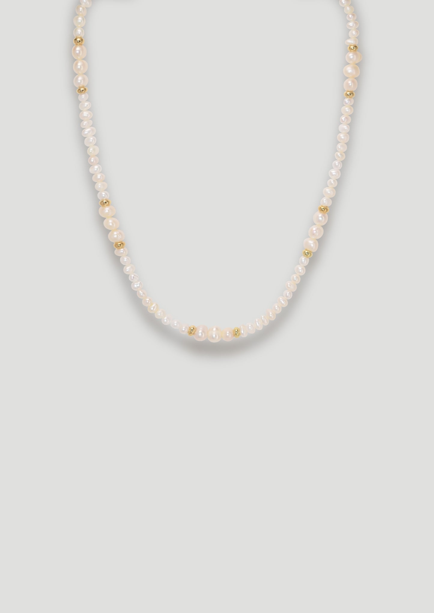Collana di perle con luce d'oro