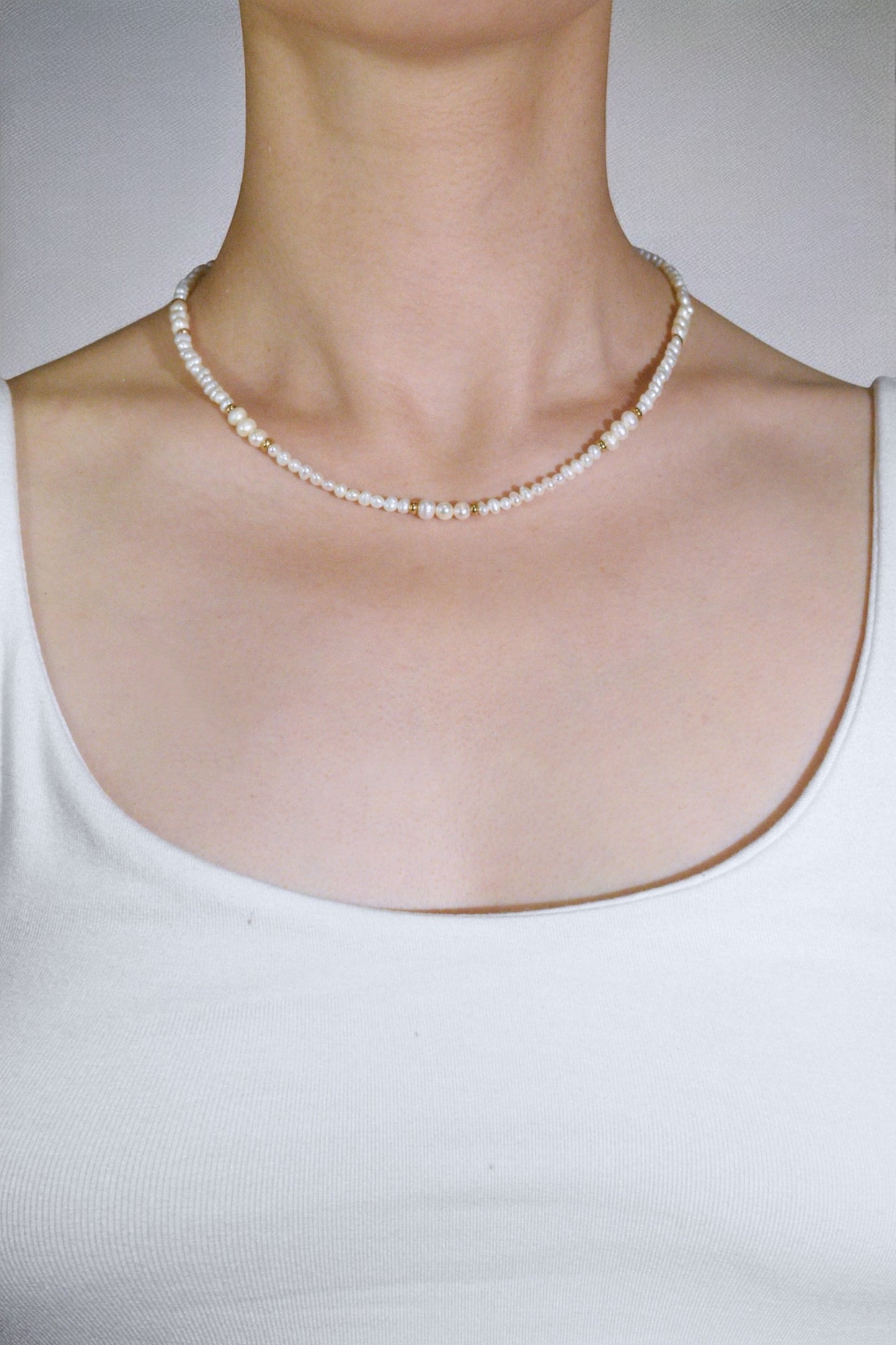 Collana di perle con luce d'oro