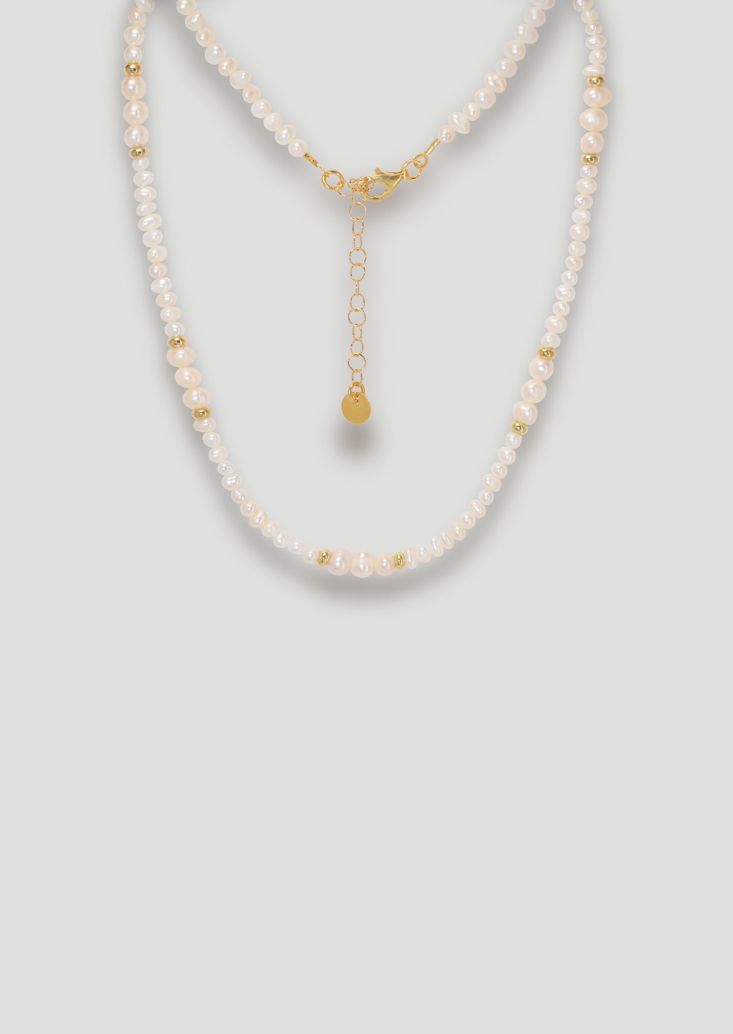 Collana di perle con luce d'oro